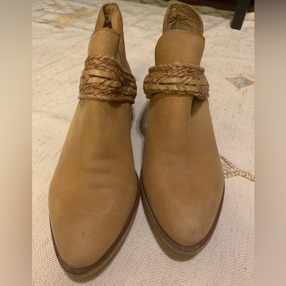 Flat Camel Booties - Picture 2 of 3